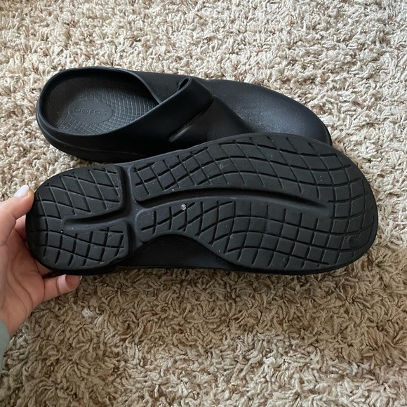 OOFOS Black Slip-On Loafers with Streamlined Design - Picture 5 of 6